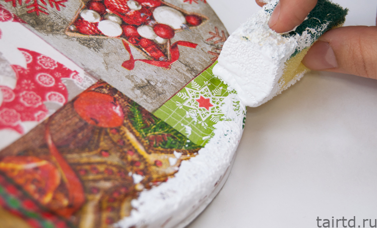 Новогодний декор жестяной банки для печенья. Лоскутный декупаж Новогодний декор жестяной банки для печенья. Лоскутный декупаж