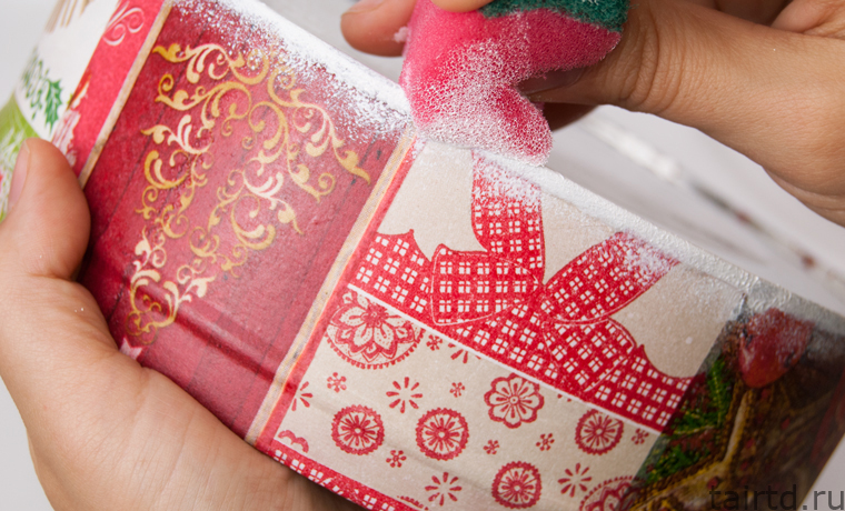 Новогодний декор жестяной банки для печенья. Лоскутный декупаж Новогодний декор жестяной банки для печенья. Лоскутный декупаж