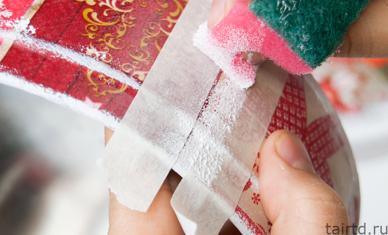 Новогодний декор жестяной банки для печенья. Лоскутный декупаж Новогодний декор жестяной банки для печенья. Лоскутный декупаж