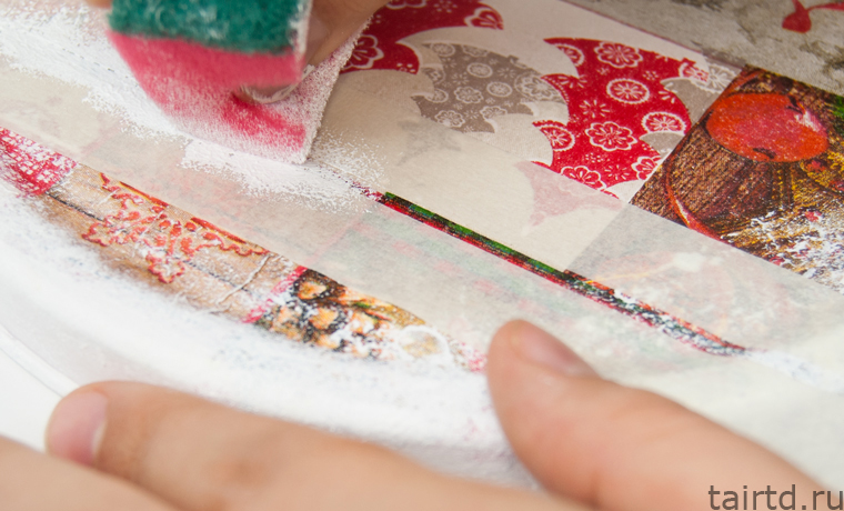 Новогодний декор жестяной банки для печенья. Лоскутный декупаж Новогодний декор жестяной банки для печенья. Лоскутный декупаж