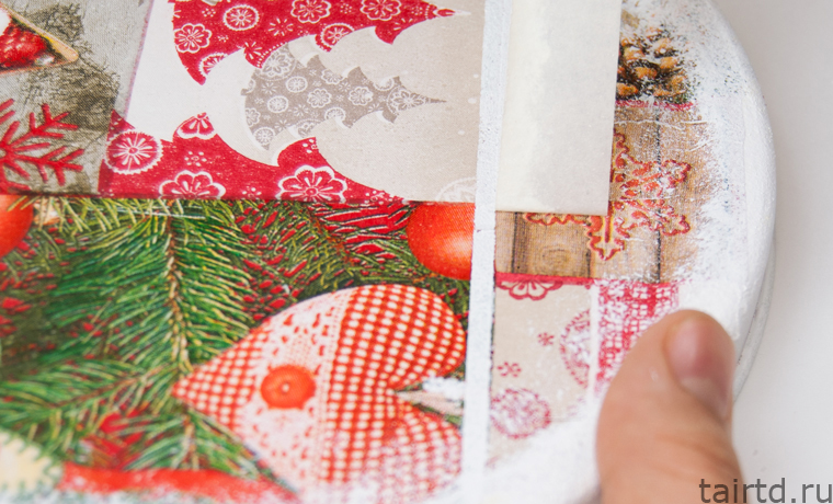 Новогодний декор жестяной банки для печенья. Лоскутный декупаж Новогодний декор жестяной банки для печенья. Лоскутный декупаж