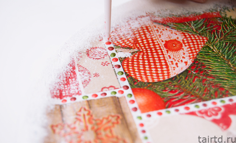 Новогодний декор жестяной банки для печенья. Лоскутный декупаж Новогодний декор жестяной банки для печенья. Лоскутный декупаж