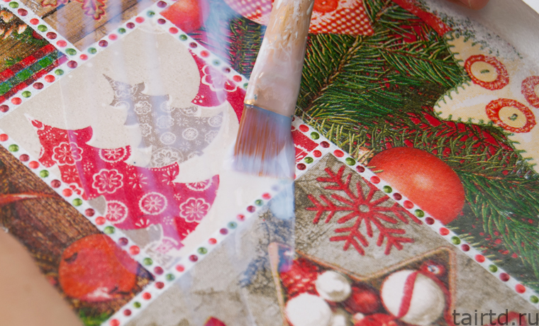 Новогодний декор жестяной банки для печенья. Лоскутный декупаж Новогодний декор жестяной банки для печенья. Лоскутный декупаж