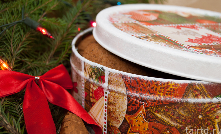 Новогодний декор жестяной банки для печенья. Лоскутный декупаж Новогодний декор жестяной банки для печенья. Лоскутный декупаж