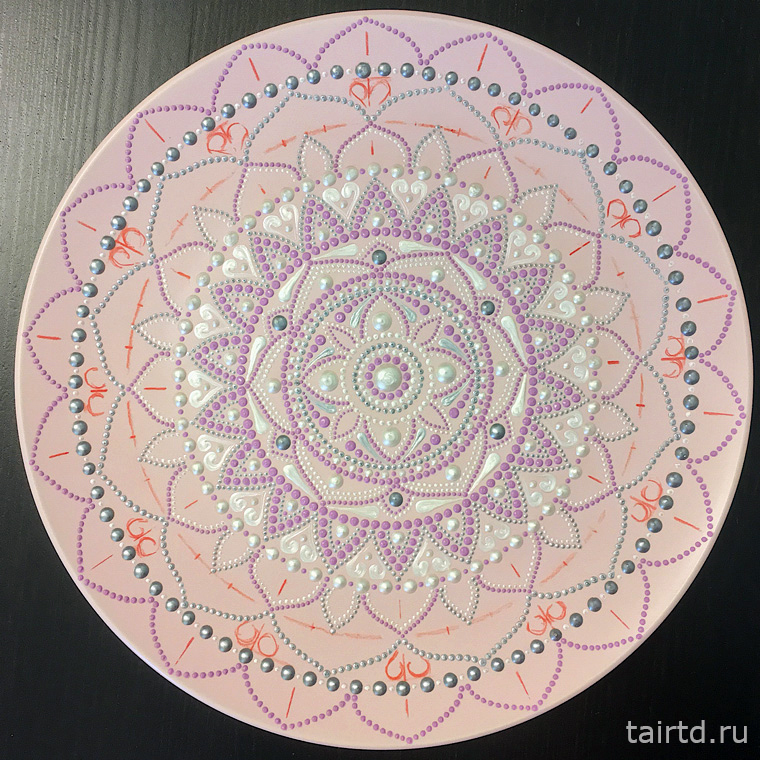 Точечная роспись розовой тарелки