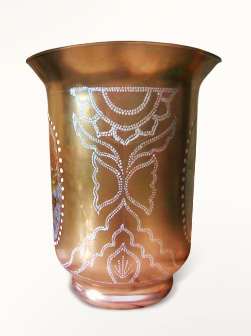 Контурной белой краской наносим мелкие точки по рисунку Контурной белой краской наносим мелкие точки по рисунку